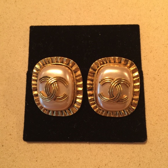 CHANEL Vintage Clip-On Earrings - Picture 5 of 14
